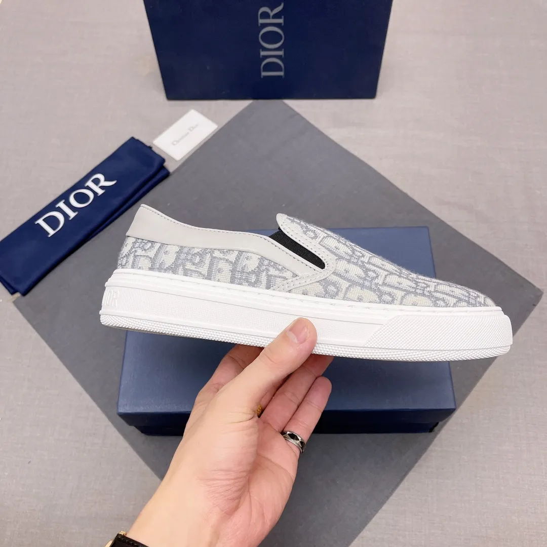 P380, Dior series casual shoes 👟🔥[Dior] Dior's new casual men's shoes are launched in Hong Kong counters. Official website 1:1 production. Original Italian materials. Designed by European and American masters. Perfect shape to create counter quality, solid color rubber wear-resistant outsole and classic dazzling head! Super versatile and very comfortable. High-end without losing taste, fashionable and novel! ! Absolute focus! Code number: 38-44, four colors available (45 can be customized, cannot be returned or exchanged) No. 005